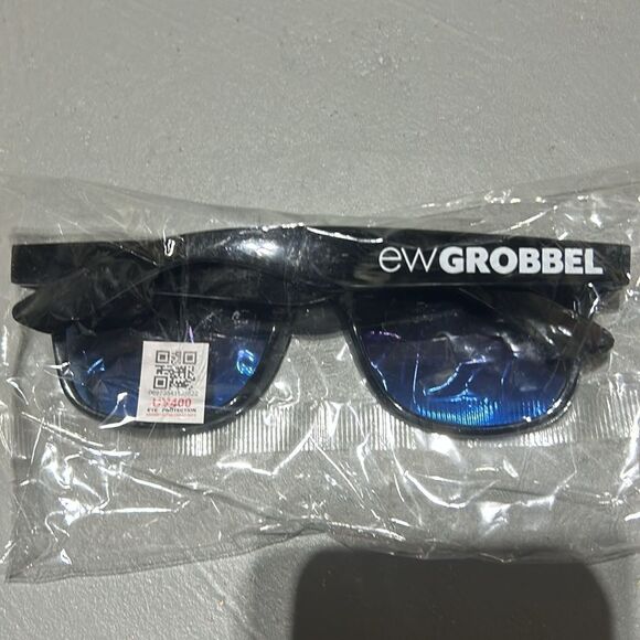 Black Sunglasses - Picture 4 of 5